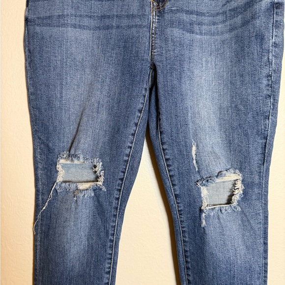 Judy‎ Blue Destroyed Knee High Waist Skinny Jean - Picture 3 of 8